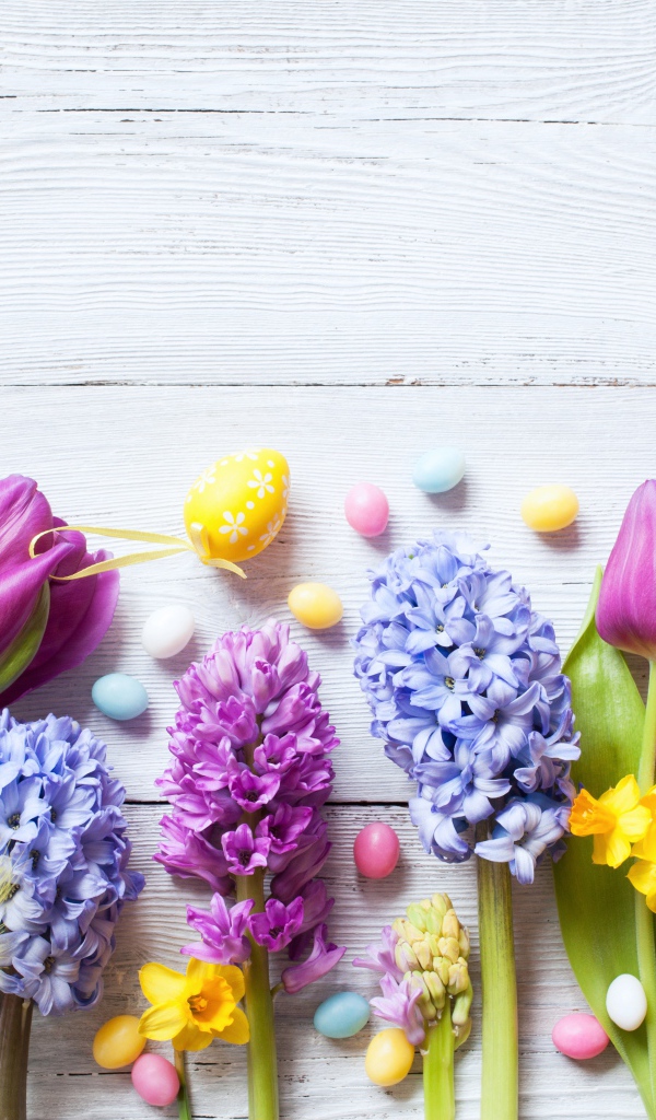 Нарциссы, гиацинты и тюльпаны с яйцами, фон для открытки на Пасху