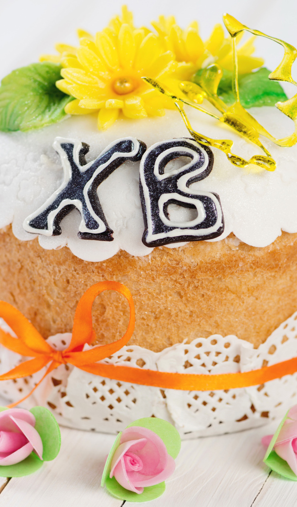 Пасхальный кулич с розочками на праздник