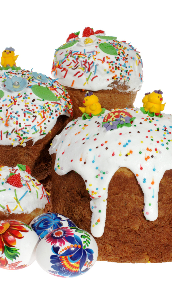 Пасхальные куличи с сахарными цыплятами и расписанными яйцами на белом фоне