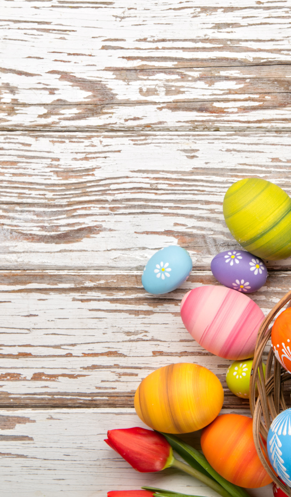 Пасхальные яйца на деревянном фоне, шаблон для открытки на Пасху