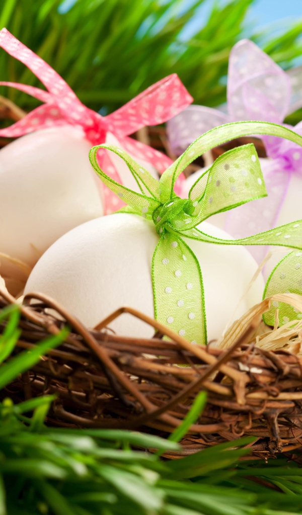 Яйца с бантами в гнезде на Пасху