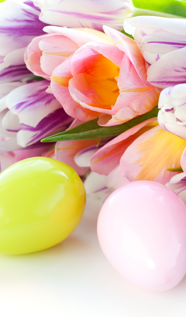 Разноцветные тюльпаны и крашеные яйца на праздник Пасха