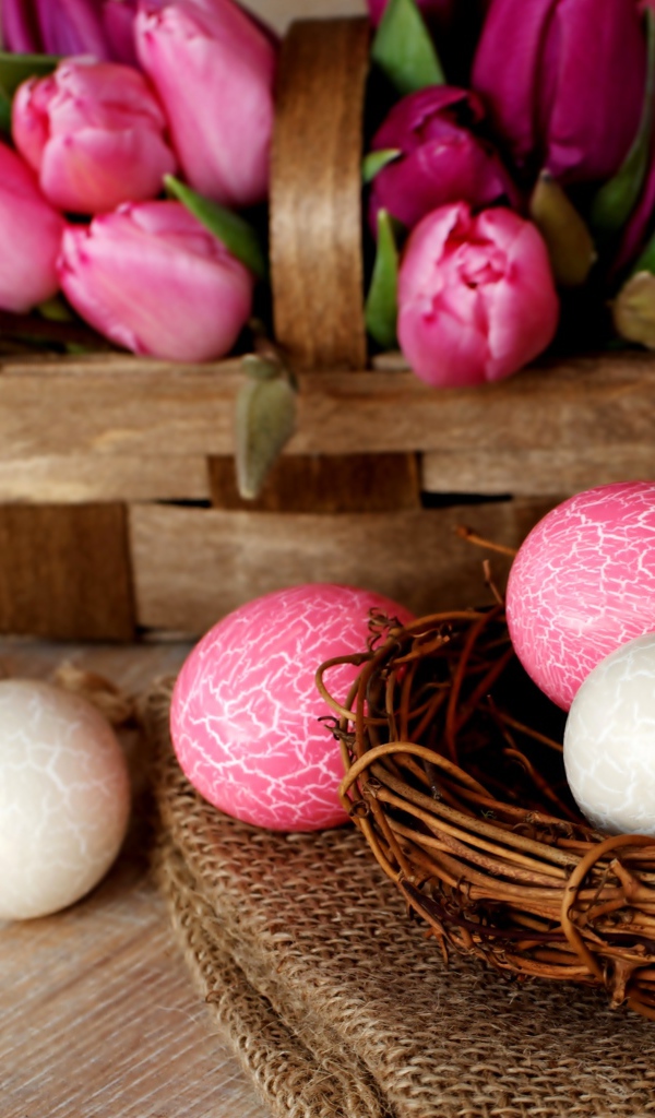 Крашеные яйца с корзиной розовых тюльпанов на Пасху