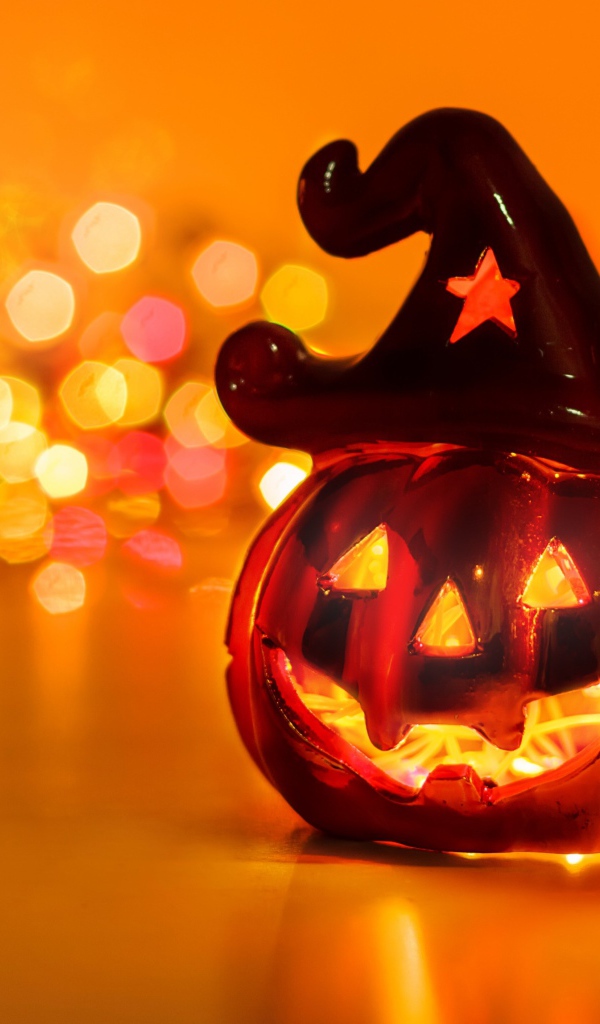 Тыква с зажженной свечой на праздник Хэллоуин