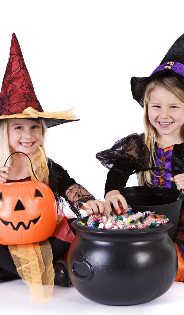 Две маленькие девочки в костюмах на Хэллоуин