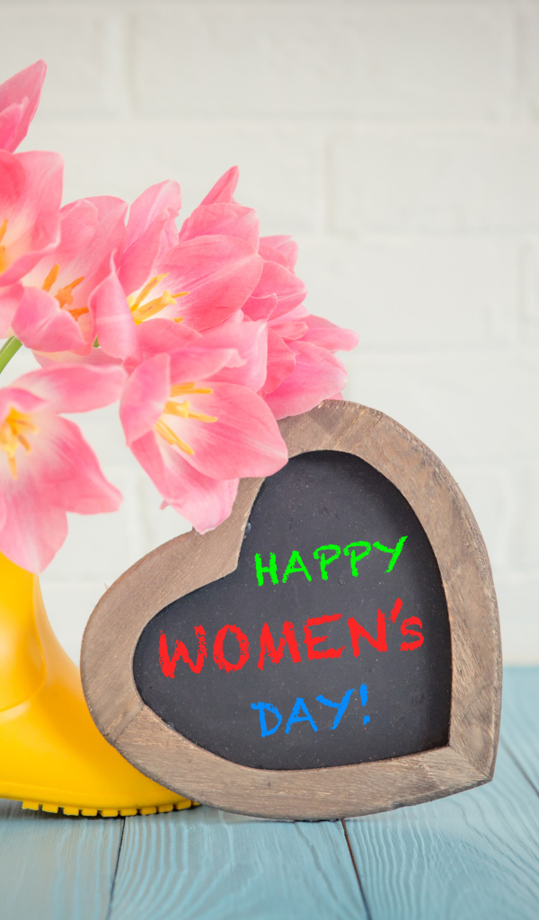 Букет розовых тюльпанов и деревянное сердце, подарок на 8 марта