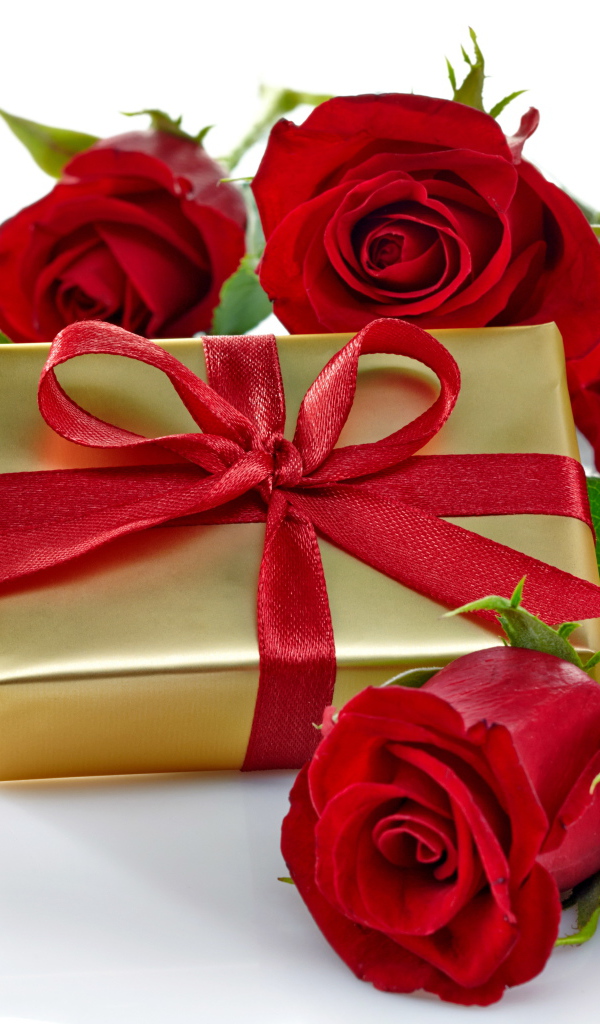 Подарок и букет красных роз на белом фоне к празднику 8 марта