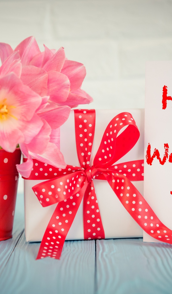 Букет розовых тюльпанов и подарок на Международный женский день 8 марта