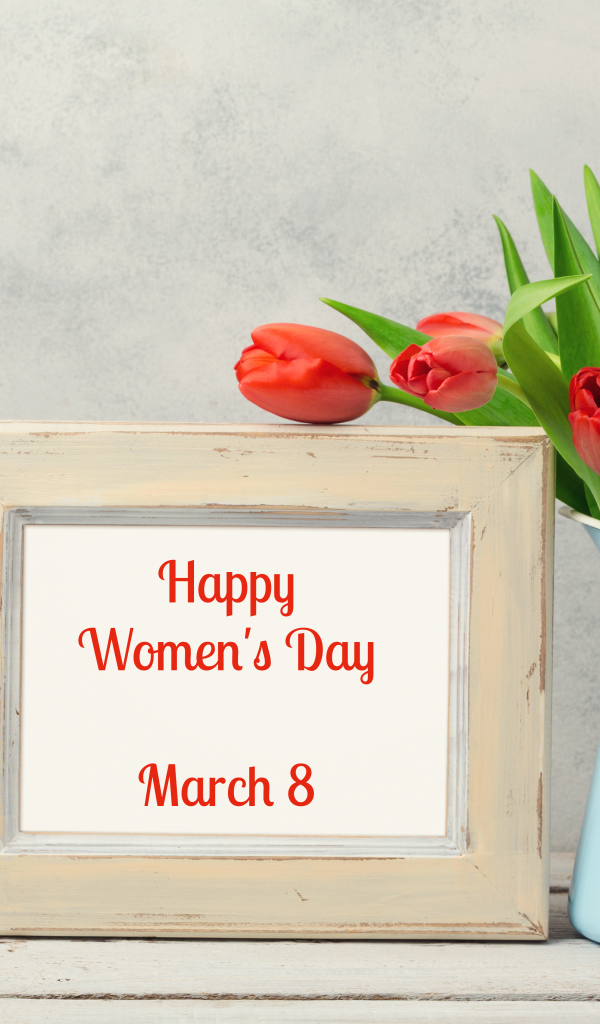 Букет красных тюльпанов в голубой вазе на 8 марта