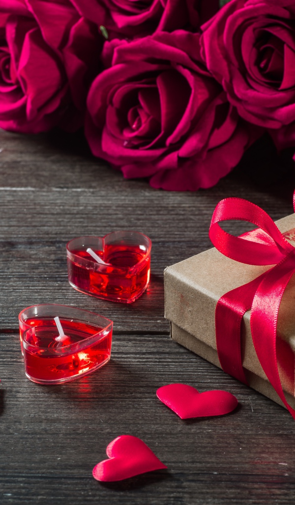 Букет роз, свечи и подарок любимой на Международный женский день 8 марта