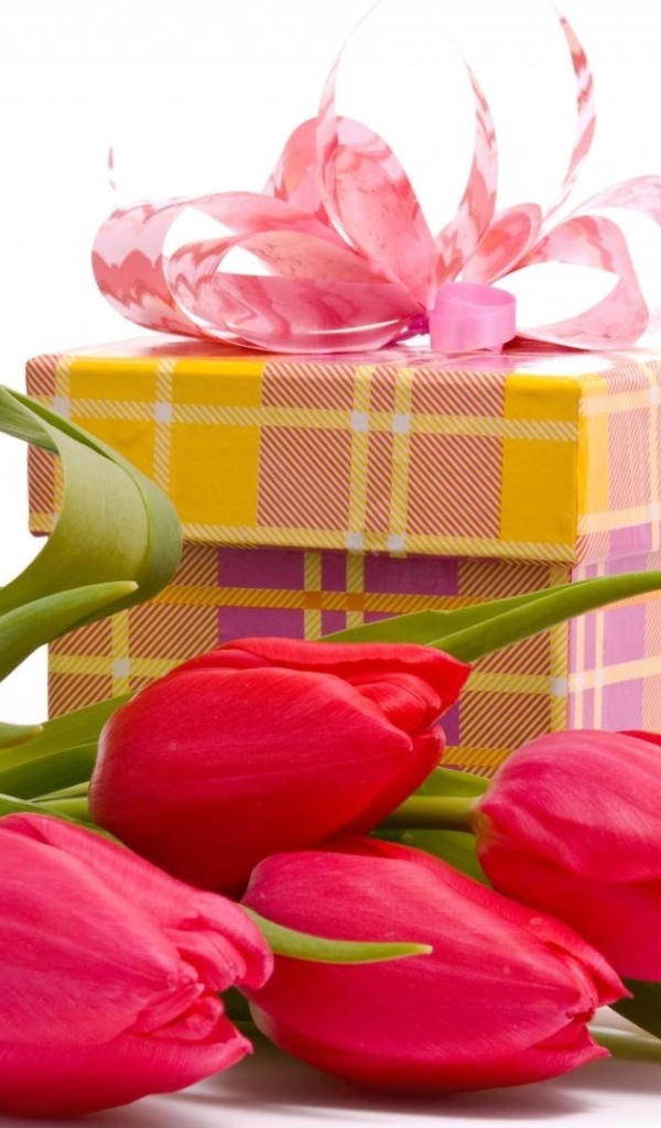 Букет тюльпанов и подарок любимой на 8 марта