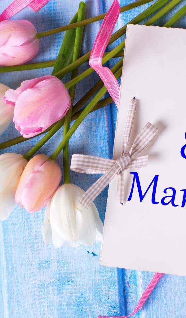 Букет тюльпанов с открыткой на 8 марта на голубом фоне