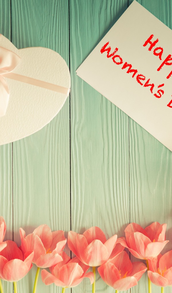 Розовые тюльпаны и подарок в виде сердца на Международный женский день