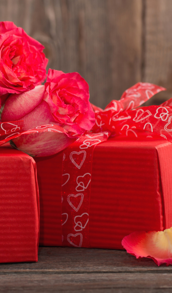 Два больших красных подарка и розы в подарок любимой на 8 марта
