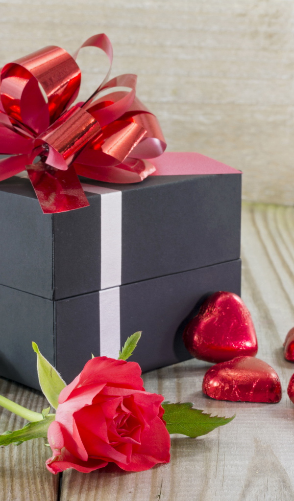 Большой подарок с бантом, роза и конфеты в форме сердца на 14 февраля 