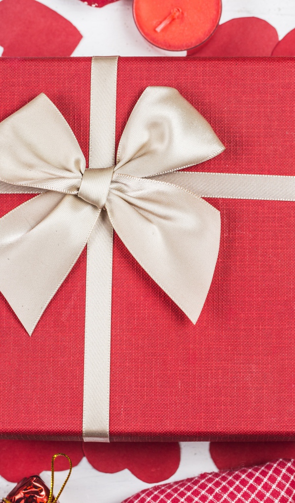 Большой подарок с сердечками на День Святого Валентина 14 февраля