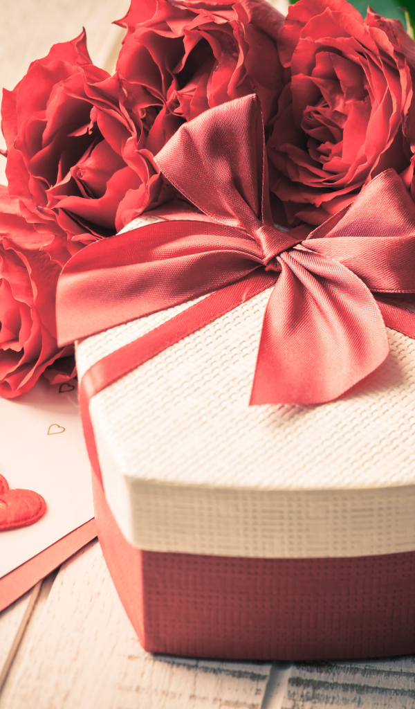 Красивая подарочная коробка в форме сердца и букет роз в подарок на 14 февраля 