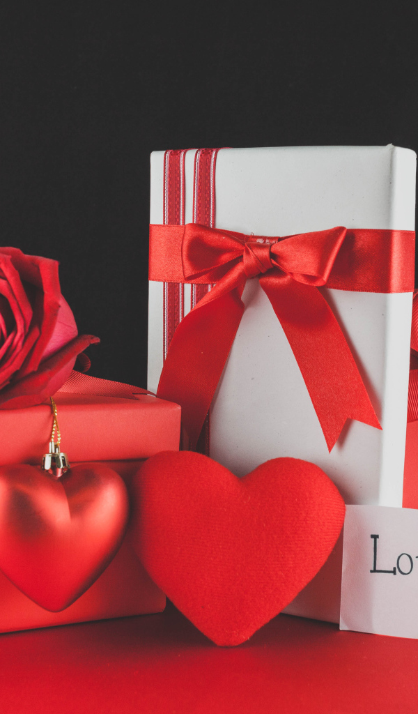 Подарки с красной розой и сердцем на 14 февраля 