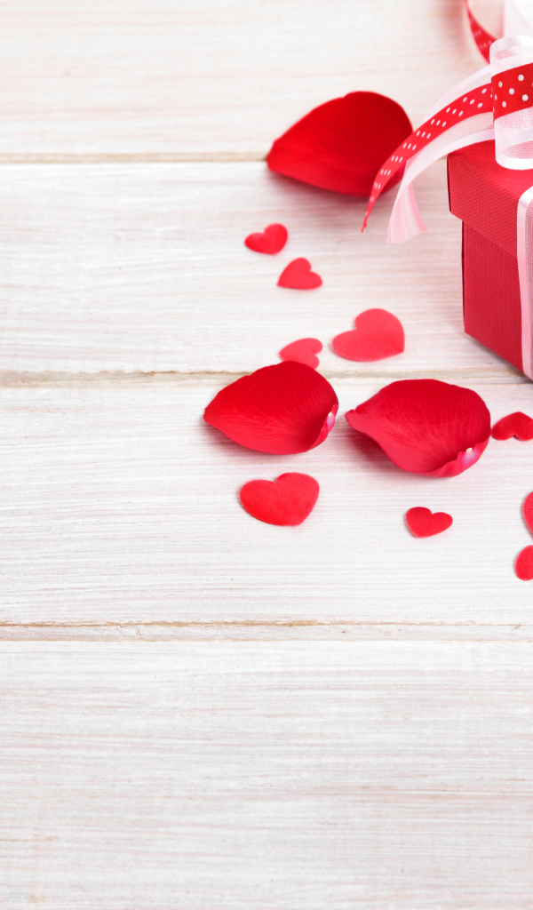 Подарок на День Святого Валентина с лепестками розы 