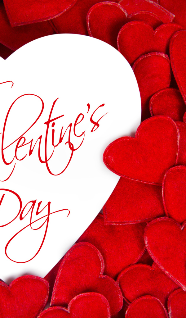Белая валентинка с красными сердечками на День Святого Валентина 14 февраля 