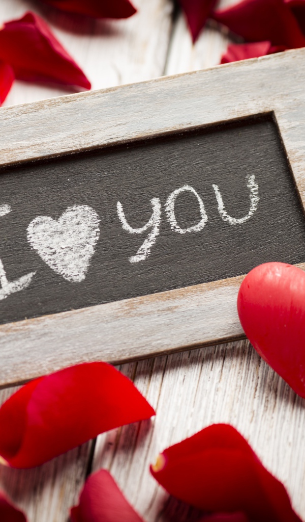 Деревянная рамка с лепестками роз и сердечком на День Святого Валентина