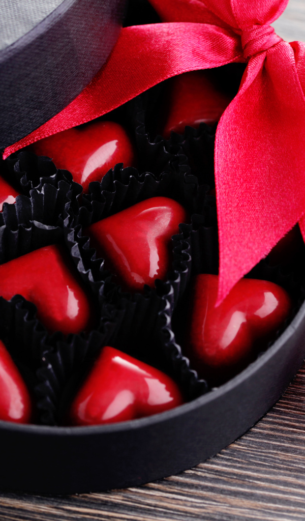 Коробка шоколадных конфет в форме сердца с красной лентой