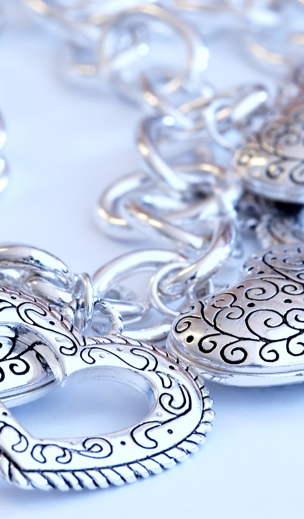 Красивые серебряные украшения в форме сердца
