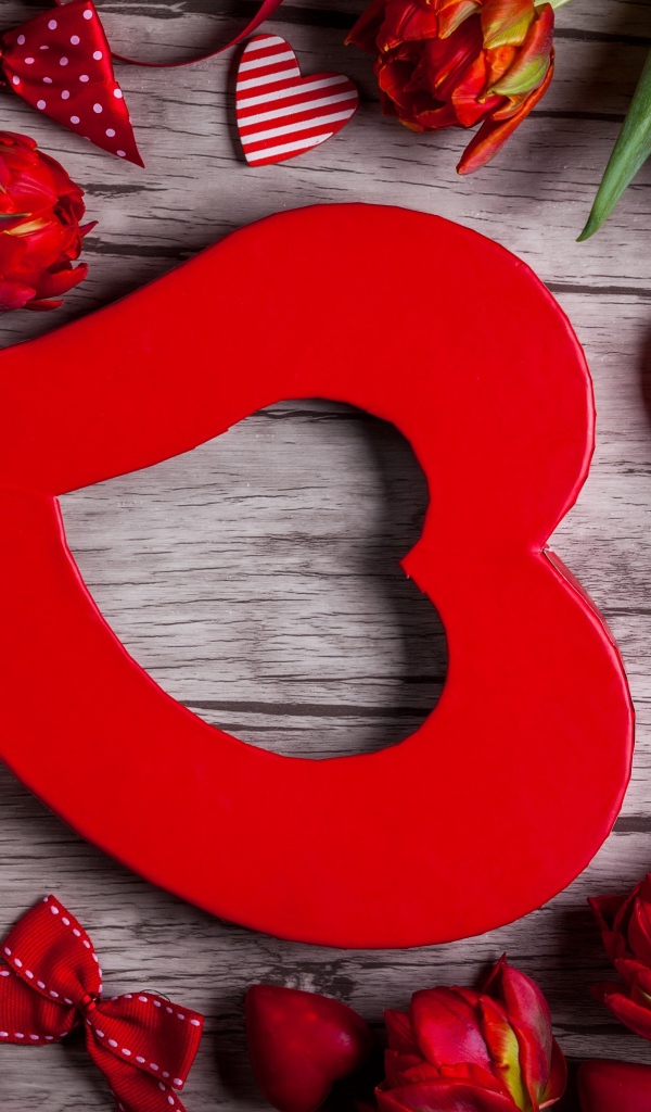 Большое красное сердце с красными тюльпанами