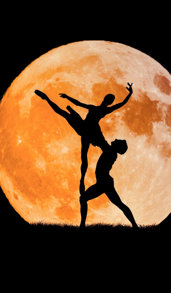Пара танцует балет на фоне большой оранжевой луны на черном фоне