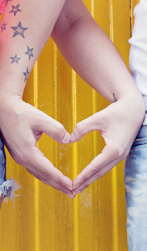 Влюбленная пара создает руками сердце