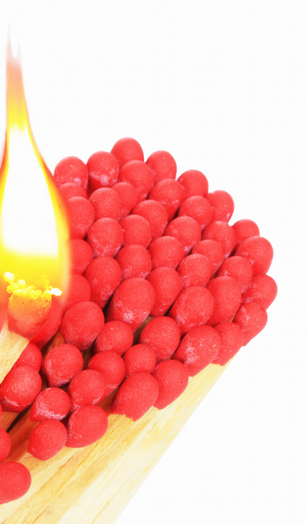 Сердце из спичек с красной серой на белом фоне