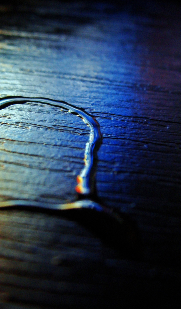 Сердце из воды на деревянной поверхности