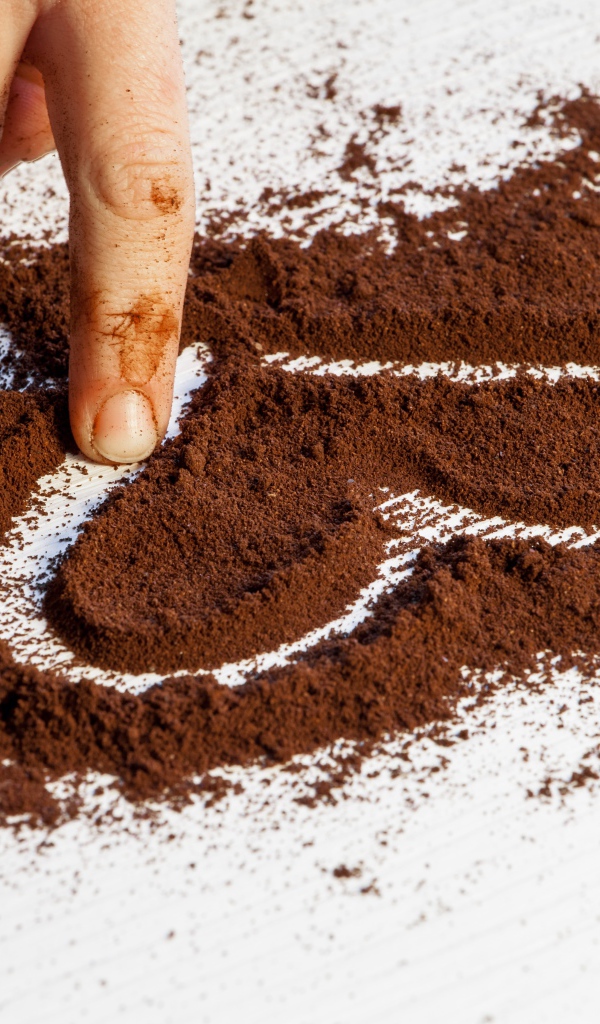 Сердце нарисовано на молотом кофе