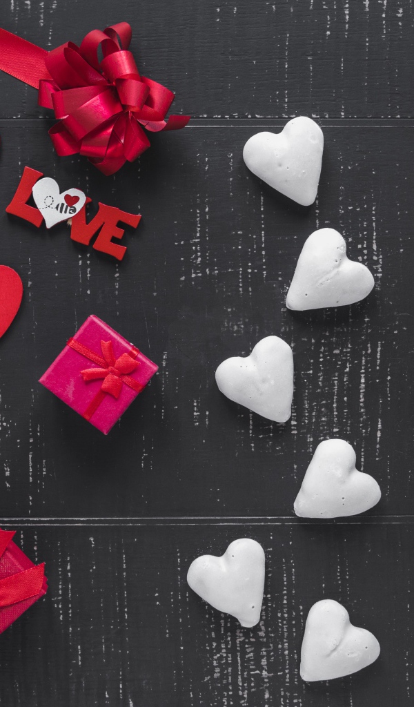 Сердечки с розами и красным бантом на сером фоне