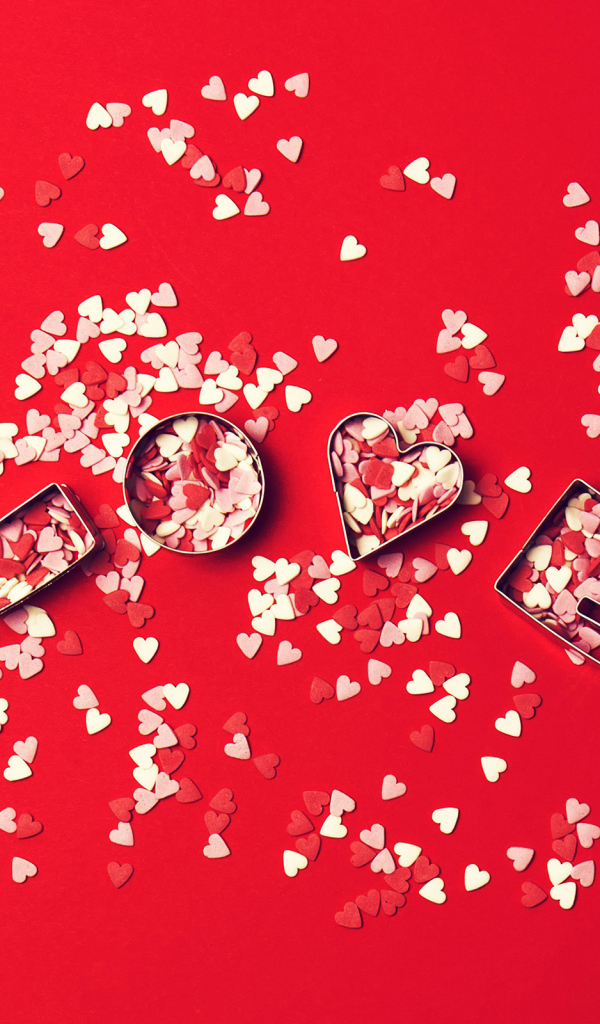 Надпись любовь из маленьких  сердечек на красном фоне