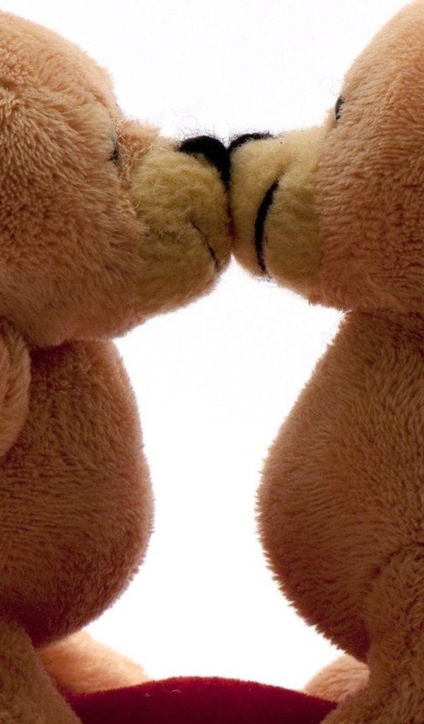 Поцелуй влюбленных игрушечных медведей