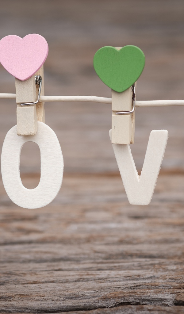 Буквы LOVE на прищепках на веревке