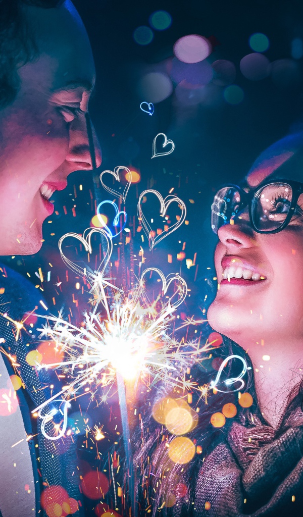 Влюбленные парень и девушка с бенгальским огнем в руке