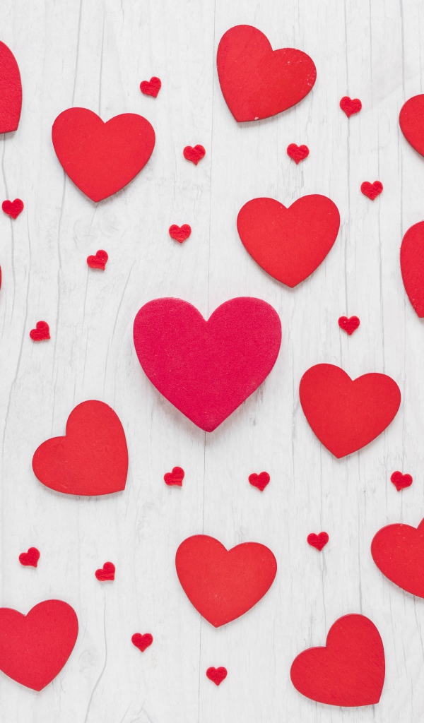 Много красных сердечек на столе с подарками 