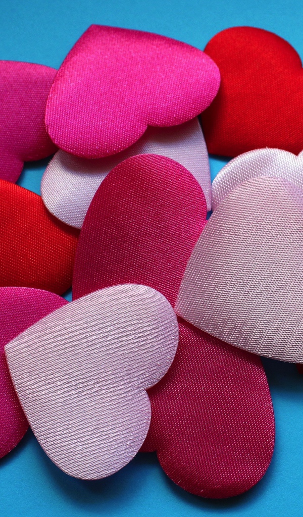 Разноцветные сердечки на голубом фоне