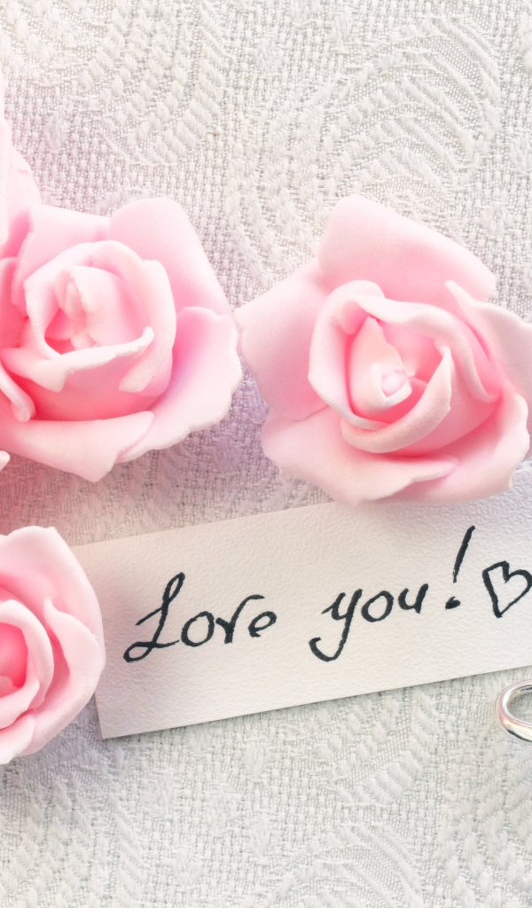 Розовые искусственные розы с сердечками