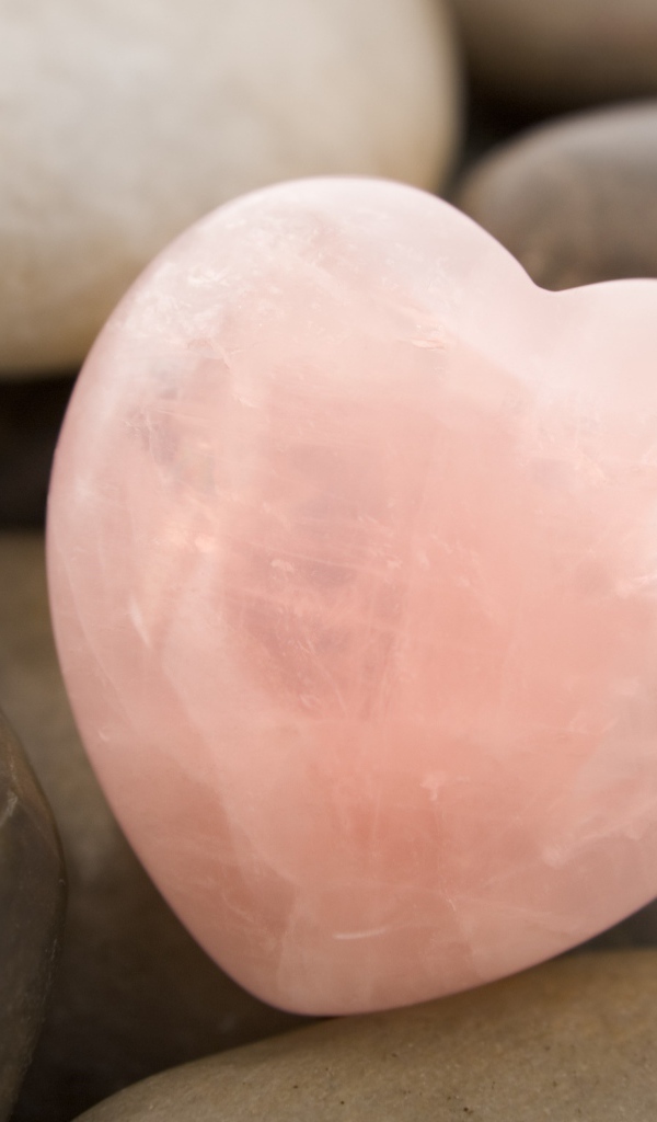 Розовый большой камень в форме сердца