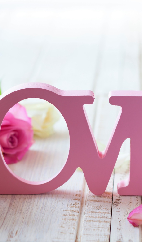 Розовая надпись любовь с нежными белыми и розовыми розами