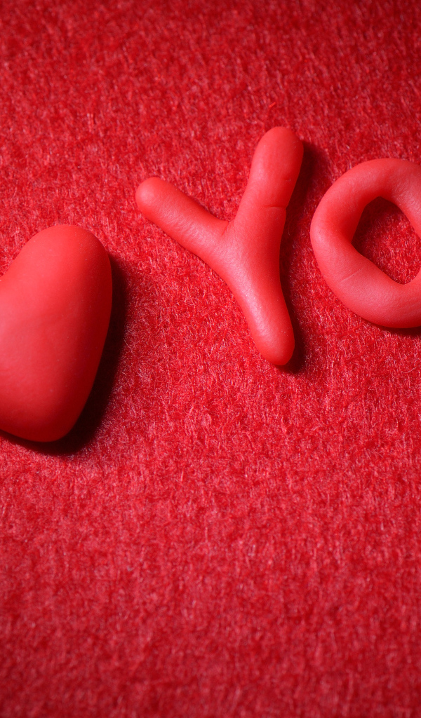 Пластилиновая надпись на красном фоне 