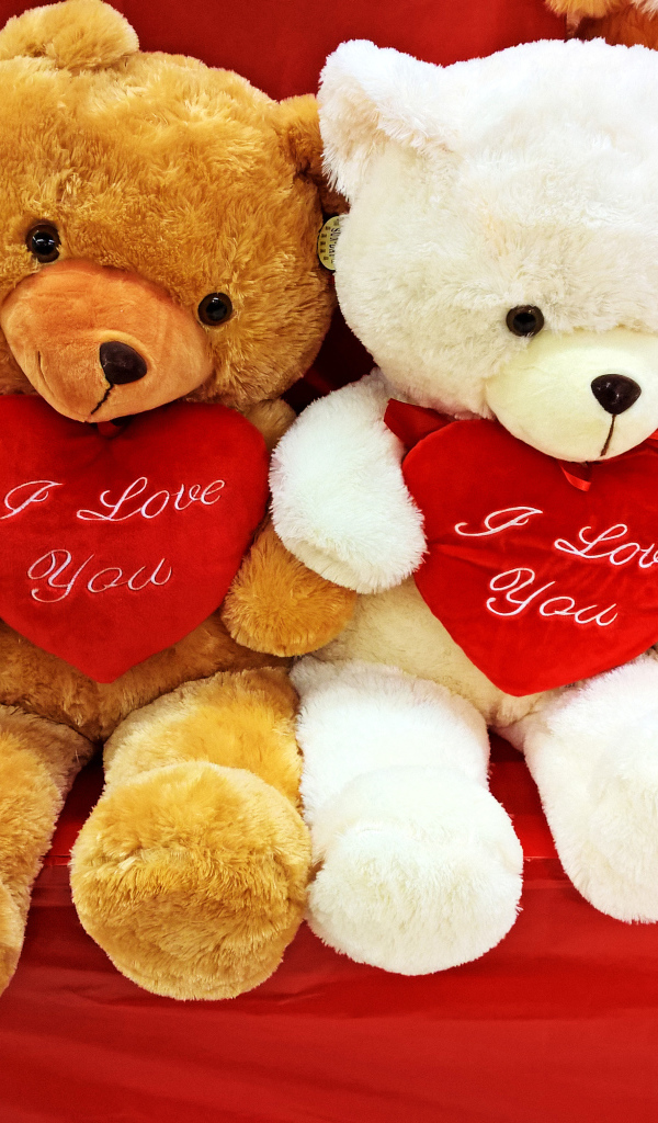 Плюшевые игрушечные мишки с сердечками