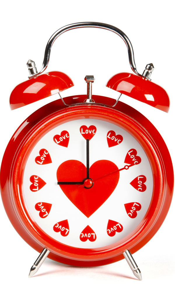 Красный будильник с сердечками на белом фоне