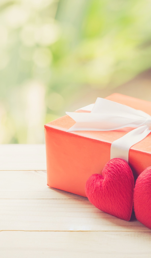 Красная подарочная коробка с красными сердечками