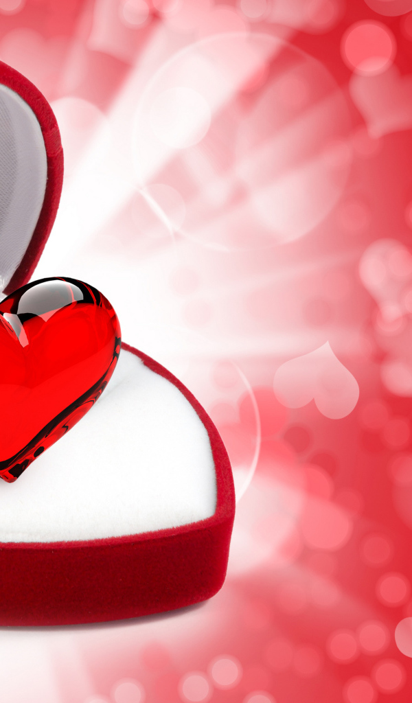 Красное сердце в красной ювелирной коробке