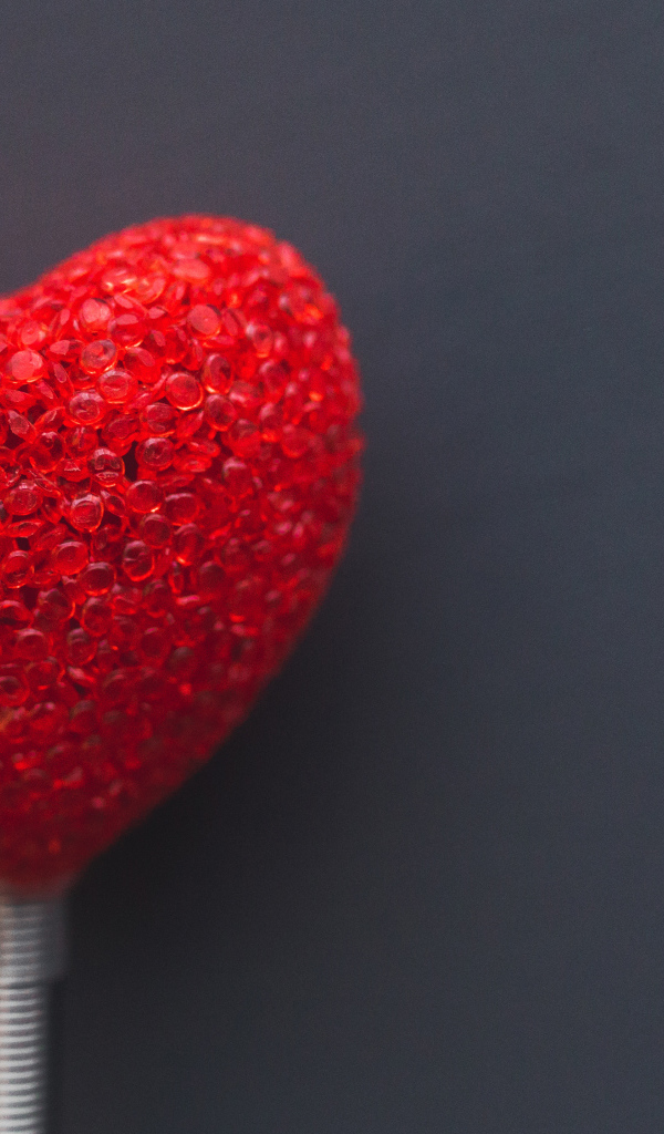 Красное сердечко на сером фоне