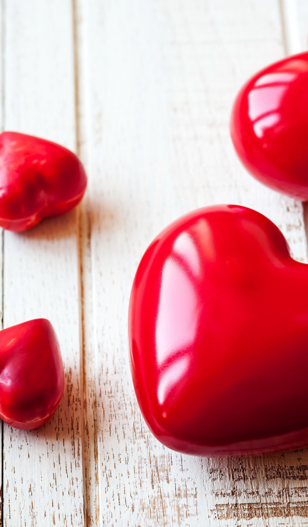 Красные сердца на деревянной поверхности 
